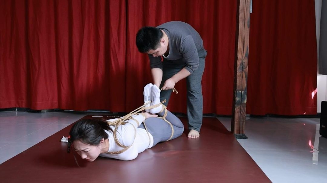 路由工作室：都市白领小纯欧式直臂大口球驷马放置，给绑哭了-4