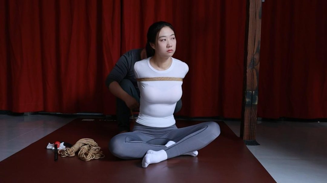 路由工作室：都市白领小纯欧式直臂大口球驷马放置，给绑哭了-1