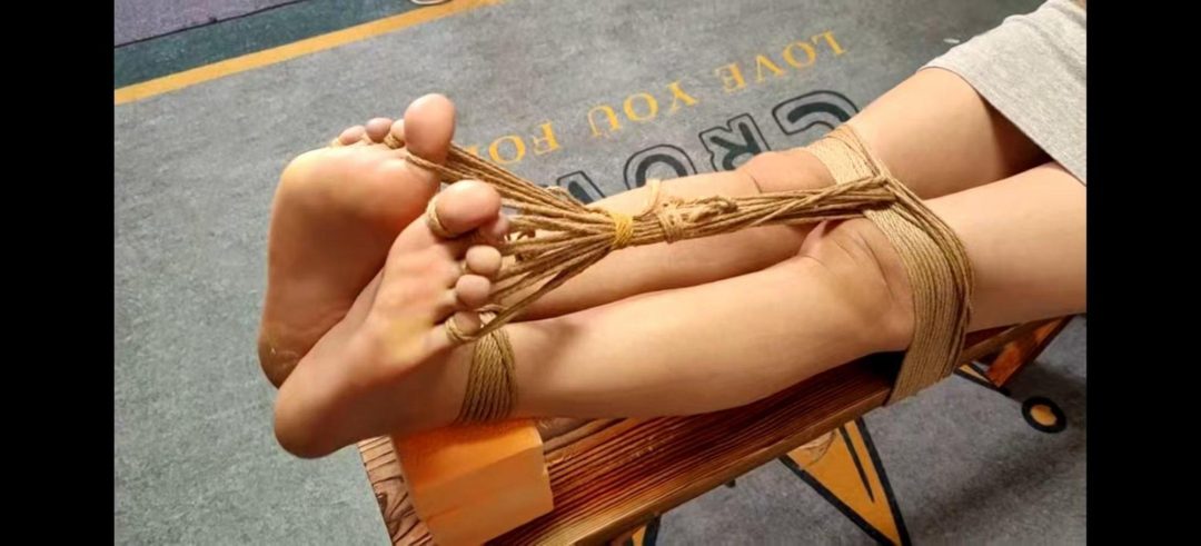 杨茜老虎凳虐足-8