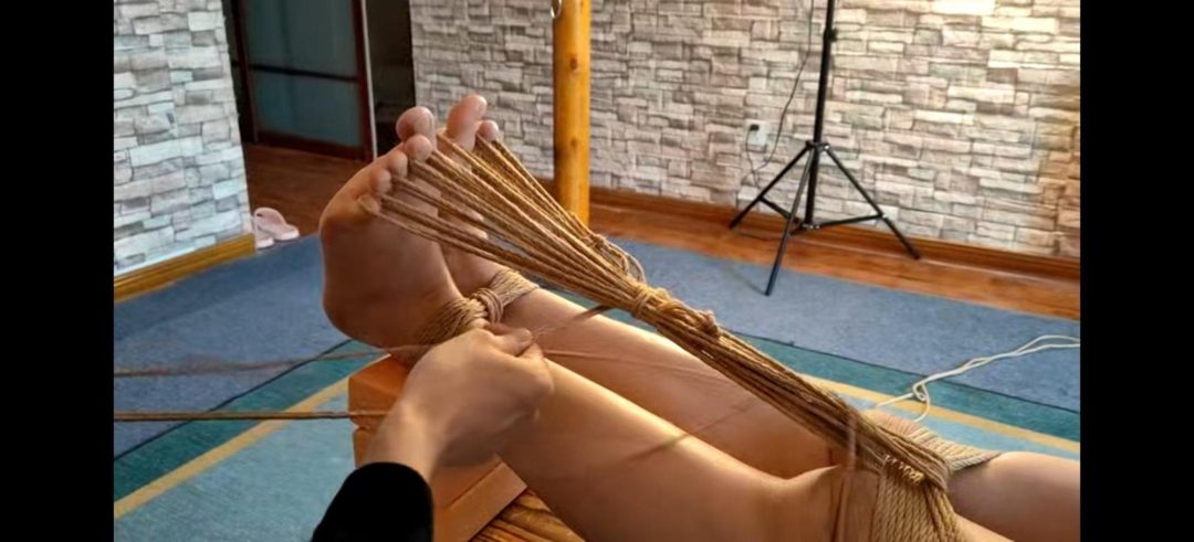 杨茜老虎凳虐足-7