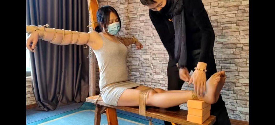 杨茜老虎凳虐足-5