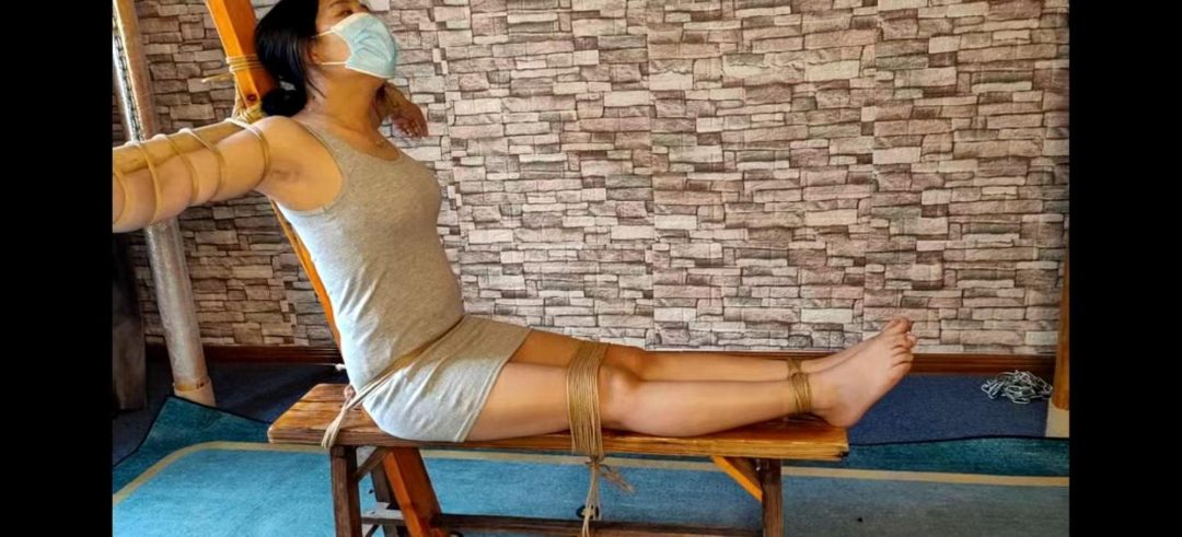 杨茜老虎凳虐足-4