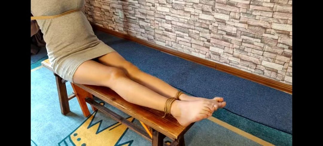 杨茜老虎凳虐足-3