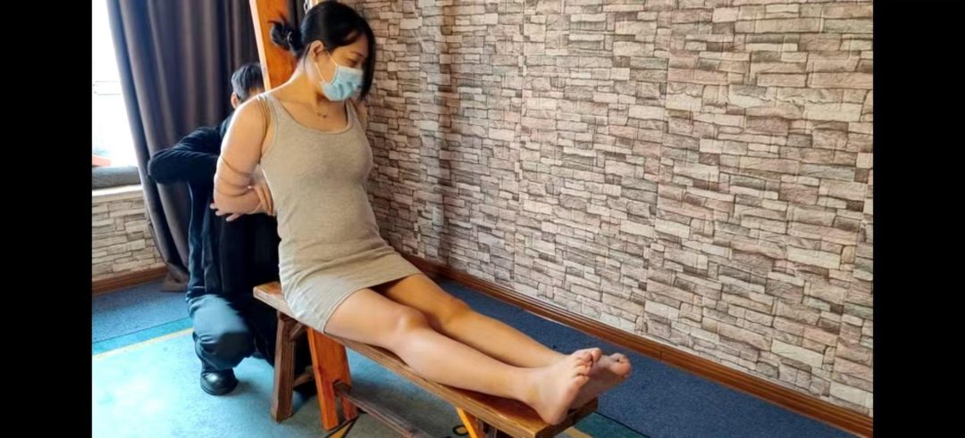 杨茜老虎凳虐足-2