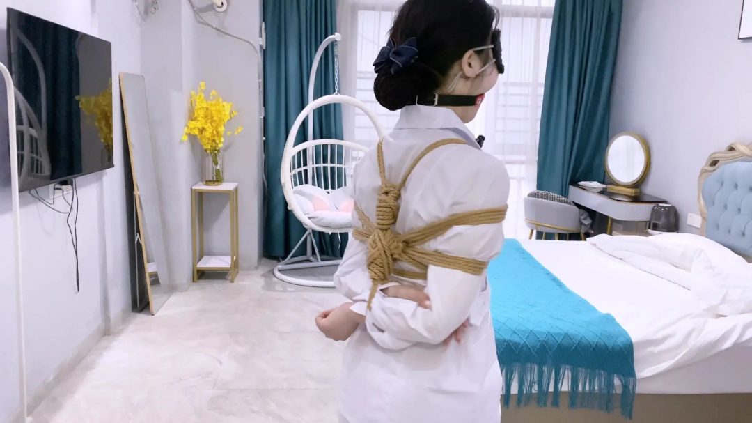 【嗷大喵】- 客户定拍-护士服+日式紧缚+胸缚+口球+高抬腿走路+带足钉走路+垫脚强制弓腰+强制抬头+电击+垫脚站立+流口水+强制M开腿+tk挠脚心等等-1