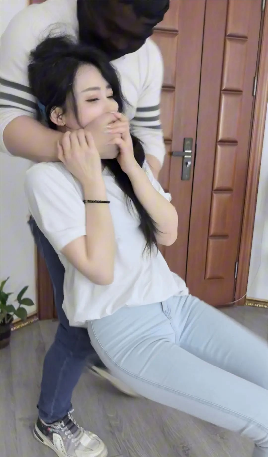 栖月 《女OL的麻袋全包之旅》迷晕OL捆绑装入麻袋，逃跑失败再次再棉被全包-5