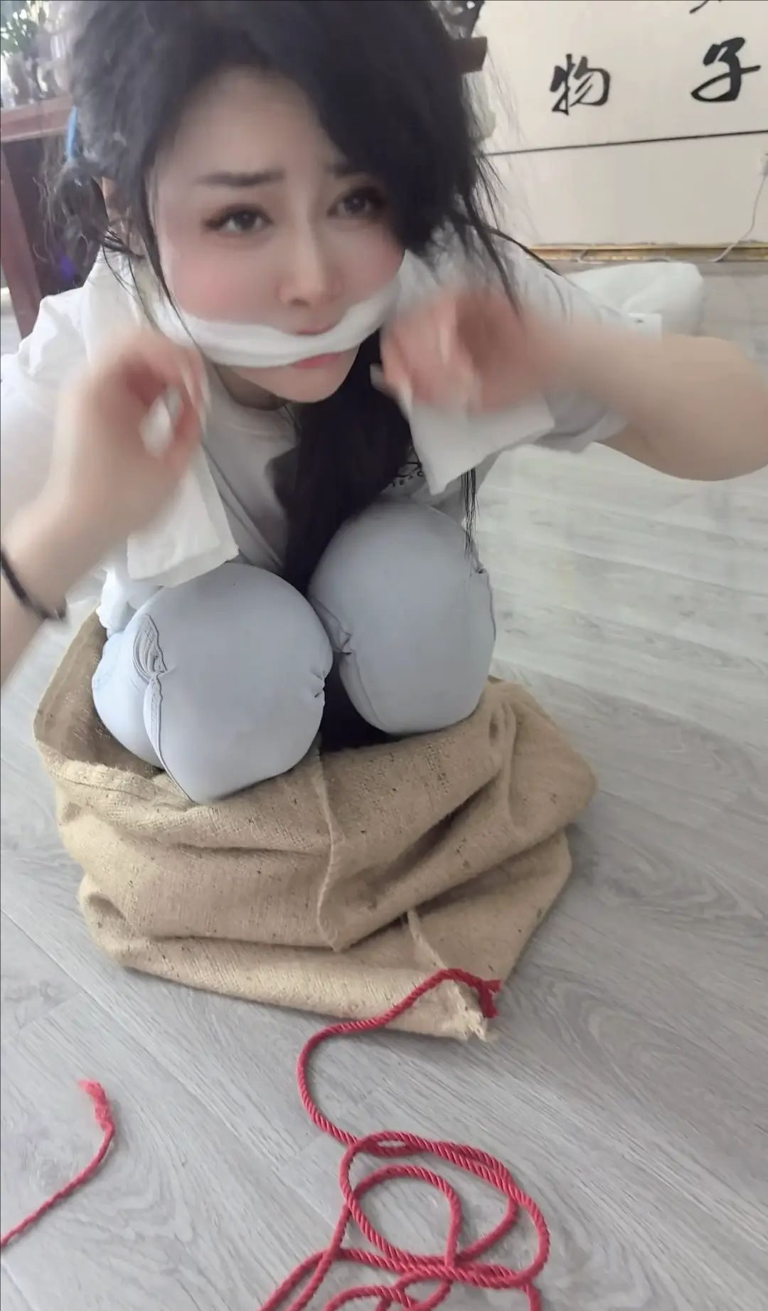 栖月 《女OL的麻袋全包之旅》迷晕OL捆绑装入麻袋，逃跑失败再次再棉被全包-2