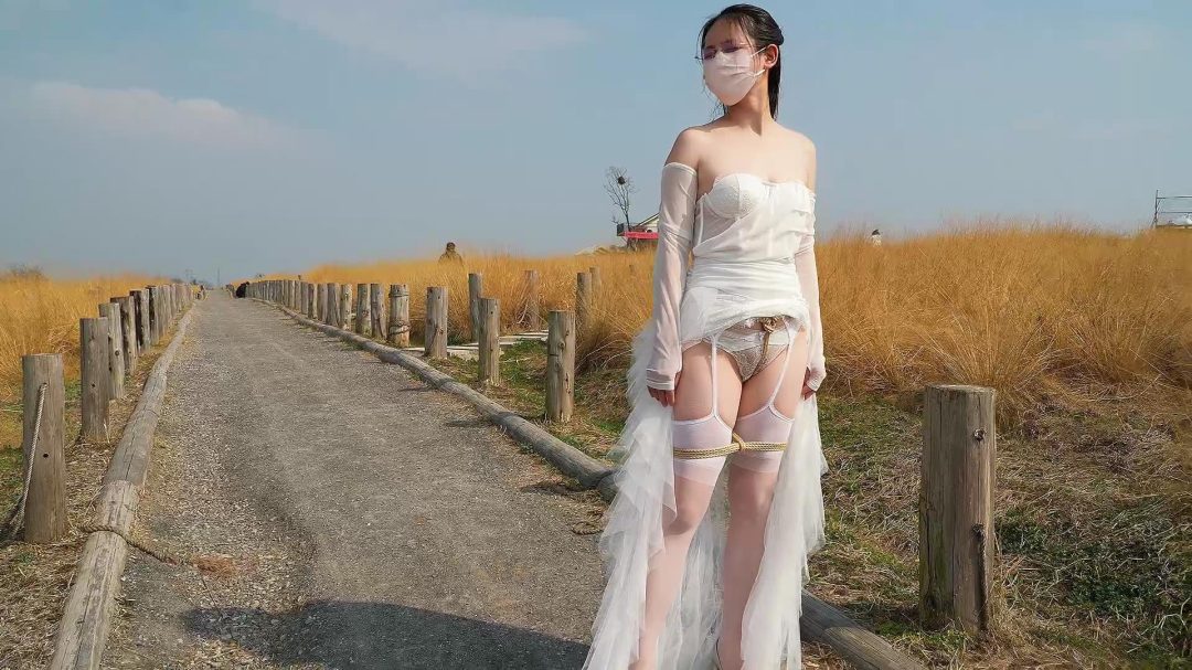 谁能想到在户外拍婚纱照的新娘，性感的婚纱之下的双腿之间居然被紧紧的勒着股绳(预告片)-6