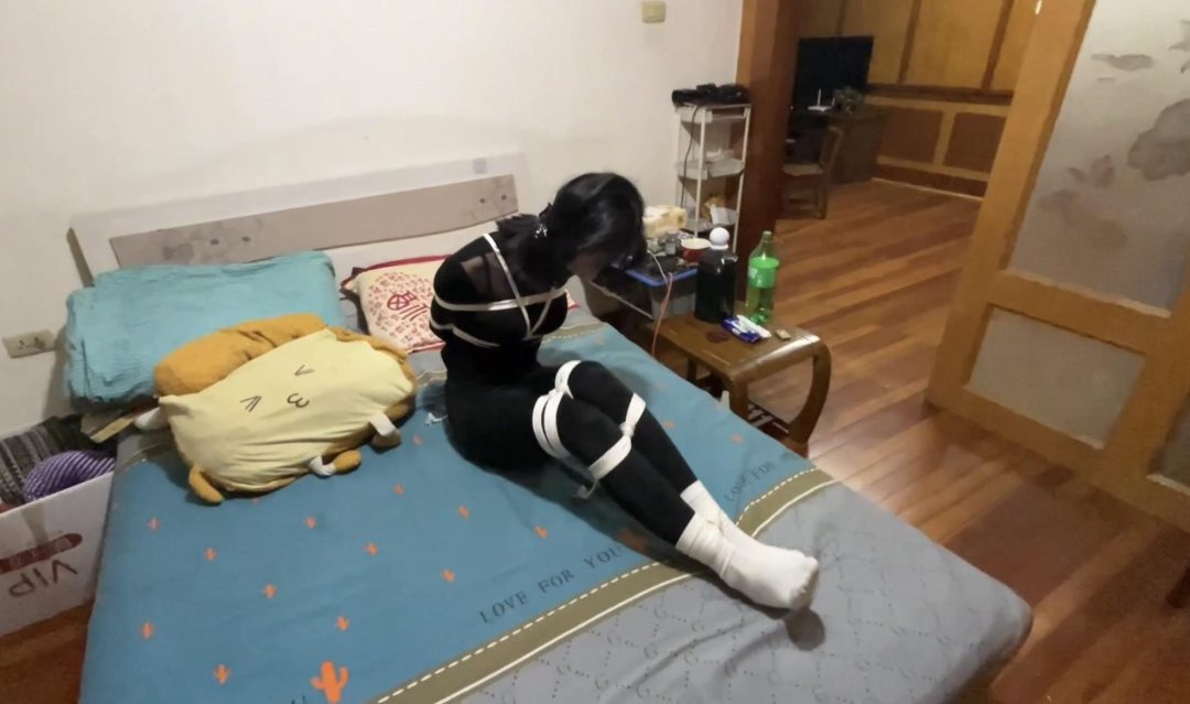 【缚艺录】【任我行】【小云】白袜下的捆绑-3