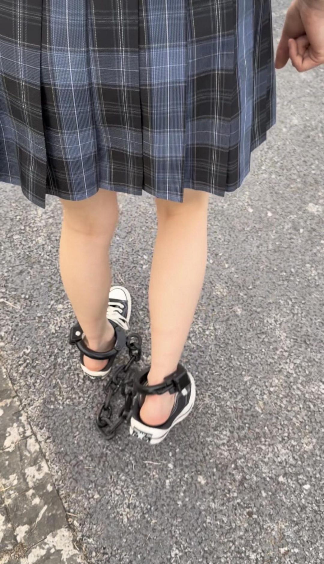 女研究生的镣铐日常-戴脚镣外出的意外-打不开的脚镣-4