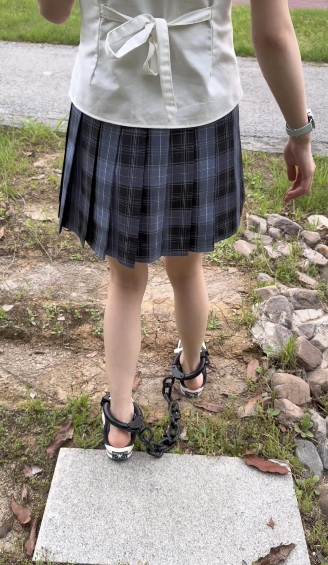 女研究生的镣铐日常-戴脚镣外出的意外-打不开的脚镣-3