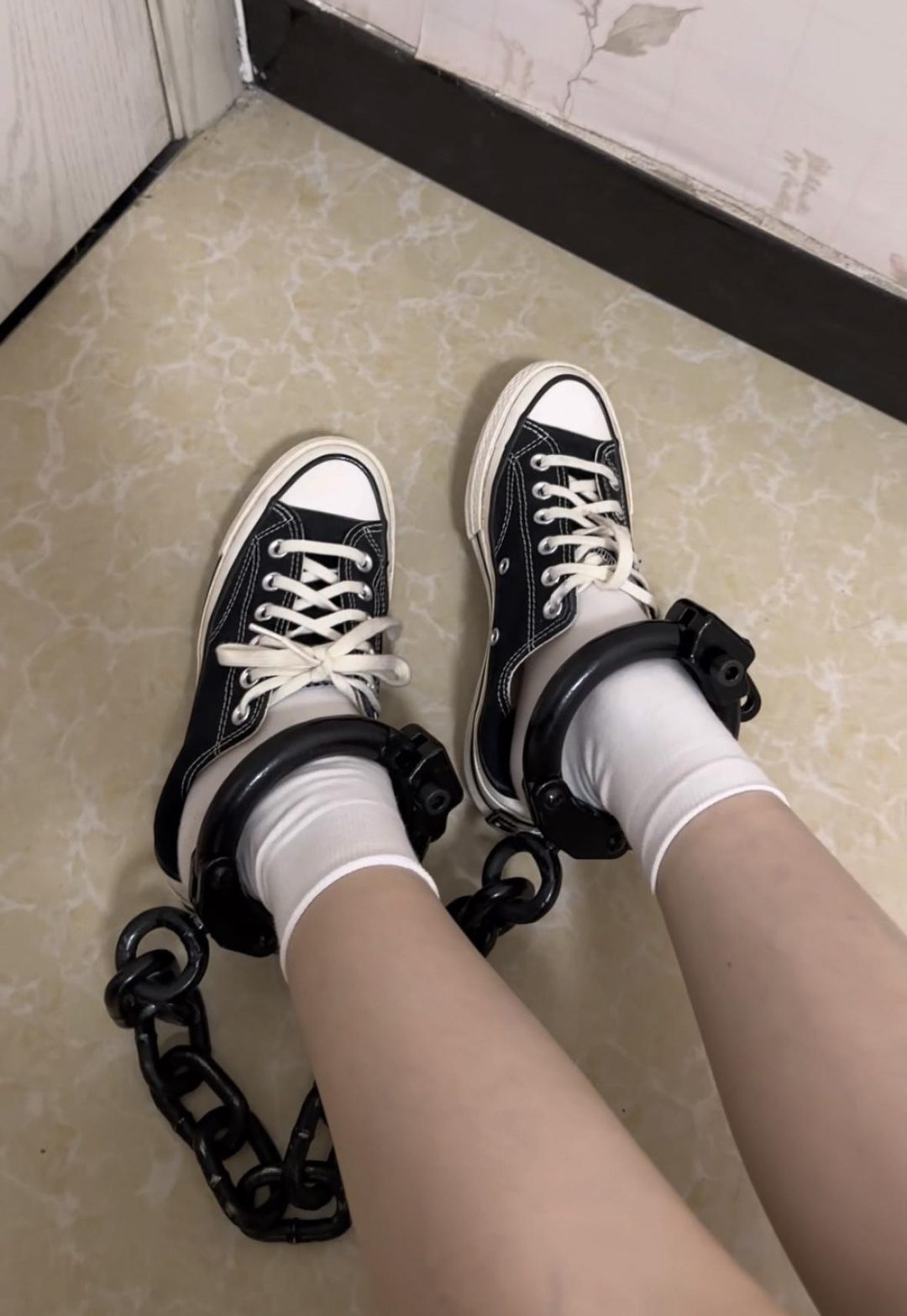 女研究生的镣铐日常-戴脚镣外出的意外-打不开的脚镣-2