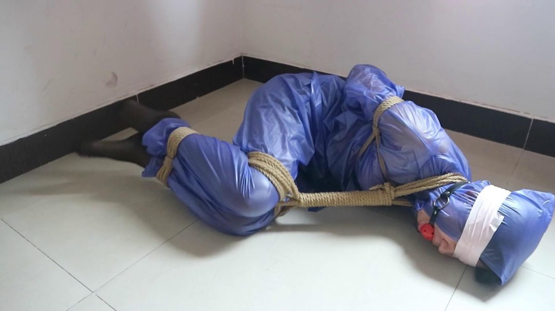 【臭脚妹妹】【雨衣紧缚】【黑丝帆布鞋】【多层丝袜套头】-5