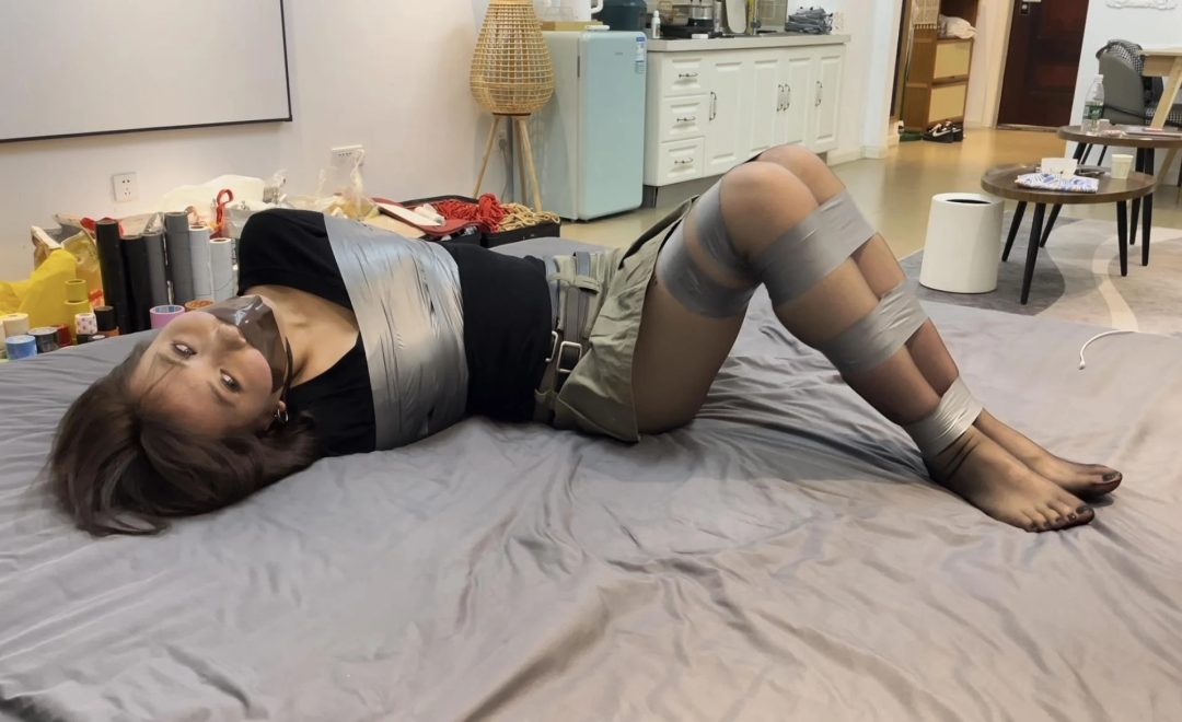 【小陈】 胶带的紧实捆绑后，床上挣扎，“呜呜呜”，就是挣脱不开~-6