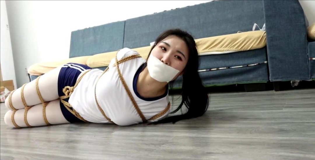 king剧情定拍！《白丝笨蛋美女的奇怪自缚02》 性感白丝美女被挠痒到失禁 白丝美脚完全湿透美女被盗匪加固封嘴，吃力蠕动逃跑被发现，白丝美脚被歹徒挠痒到失禁，最后虽然盗匪离开，但美女因为丝袜美腿被[不可描述]弄湿，地面也太滑根本无法站起来，结果美女被自己的[不可描述]干扰的无法逃脱。。。-4