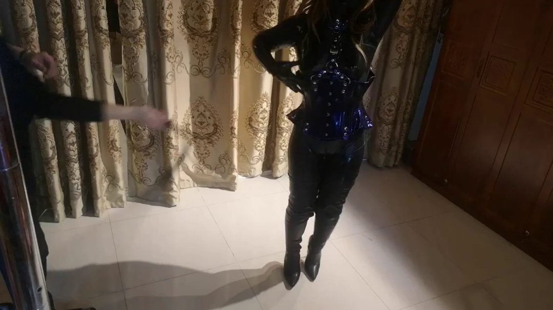LATEX紧身束衣 过膝长靴 被圈养的胶衣宠物女孩-2