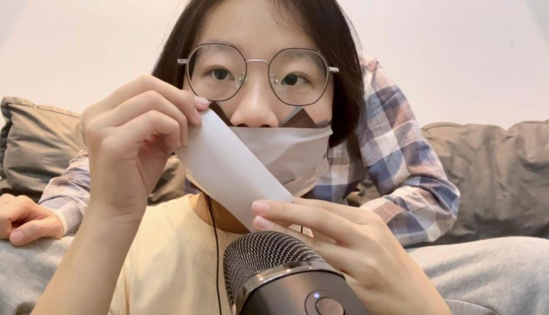 【小RASMR】口球堵嘴后，7层胶带，层层严密地封嘴，小R却认真地玩儿了起来-4