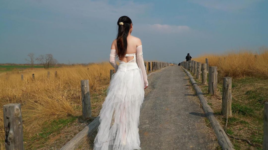 谁能想到在户外拍婚纱照的新娘，性感的婚纱之下的双腿之间居然被紧紧的勒着股绳(预告片)-3