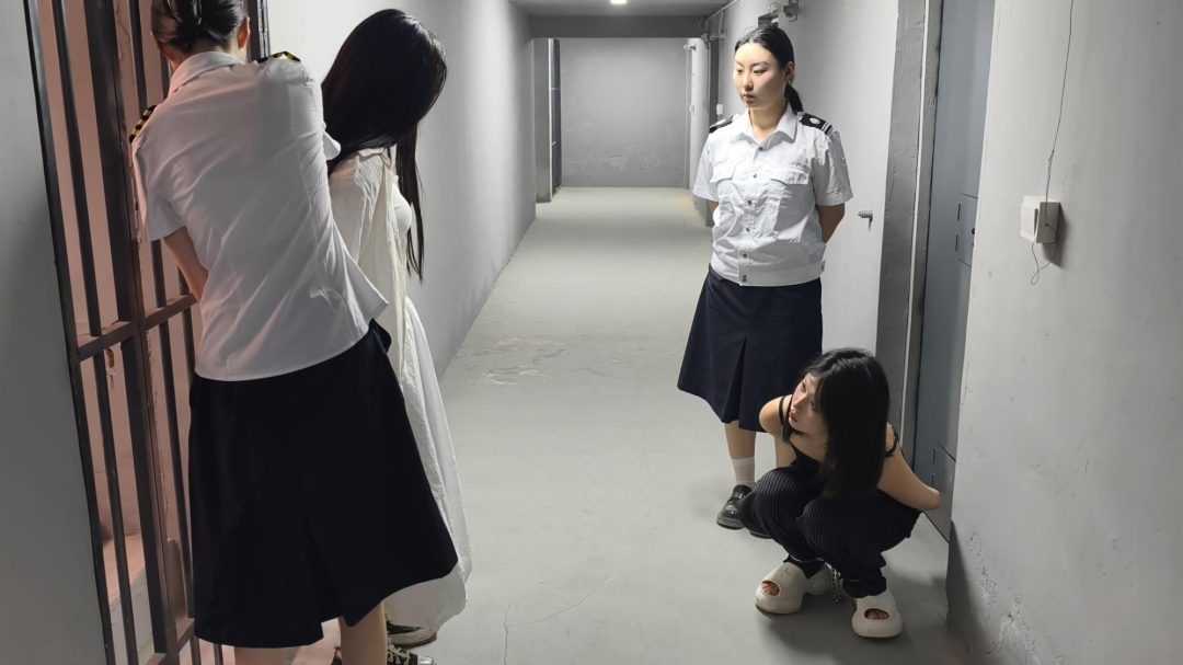 【鑫鑫工作室】新模特小艾云思饰演女贩和人犯，被逮捕后还不老实，于是先踮起脚来拷上，到监狱后又苏秦背剑铐起来，终于忍受不了，承认了犯罪经过-5