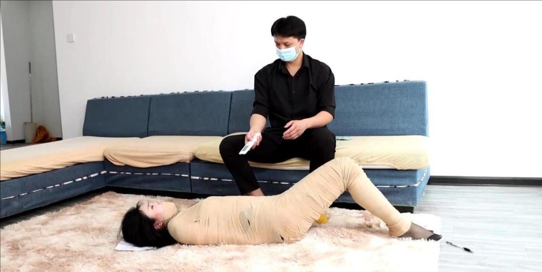 king定拍《快递~性感真人抱枕》传说中的快递真人抱枕 性感全包美女 还可以用遥控器控制 可怜人茧吃力求救-8