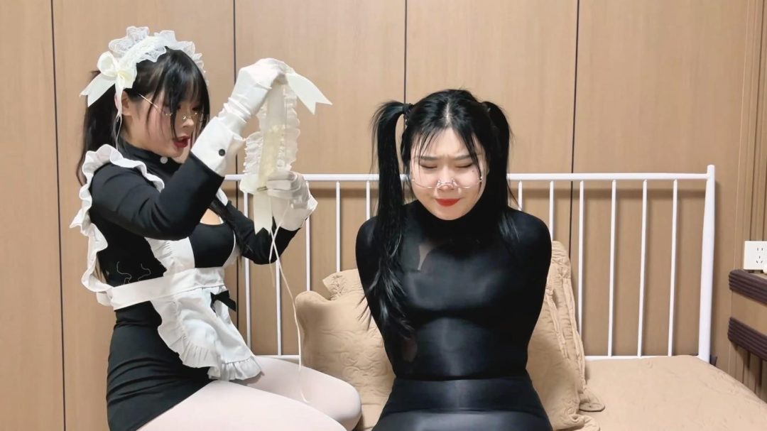 king 饱和式剧情 《女仆的玩物01》吴晗曼妮 性感女盗被女仆抓住 被变成黑丝美茧 被女仆打扮成女仆抱枕供她肆意玩弄-6