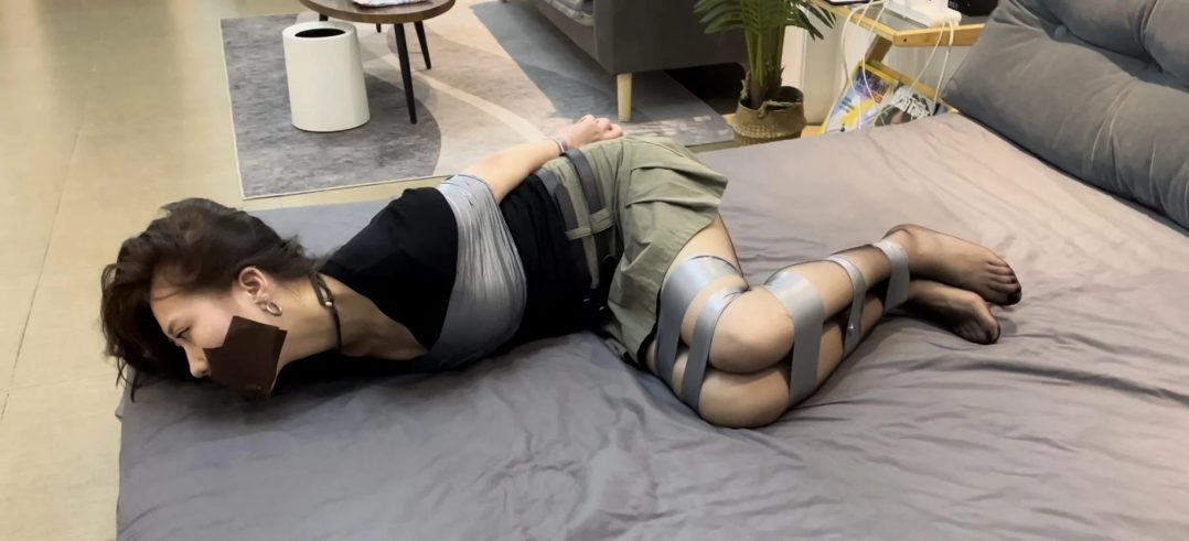 【小陈】 胶带的紧实捆绑后，床上挣扎，“呜呜呜”，就是挣脱不开~-13