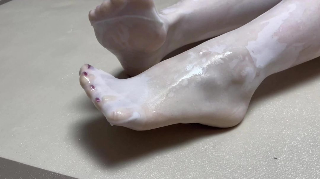 ing云雀定拍《双层白丝美女—油光丝袜01》粘液丝袜 双层白丝丝袜包裹 朋友在边上听歌 美女努力蠕动求救不能-7