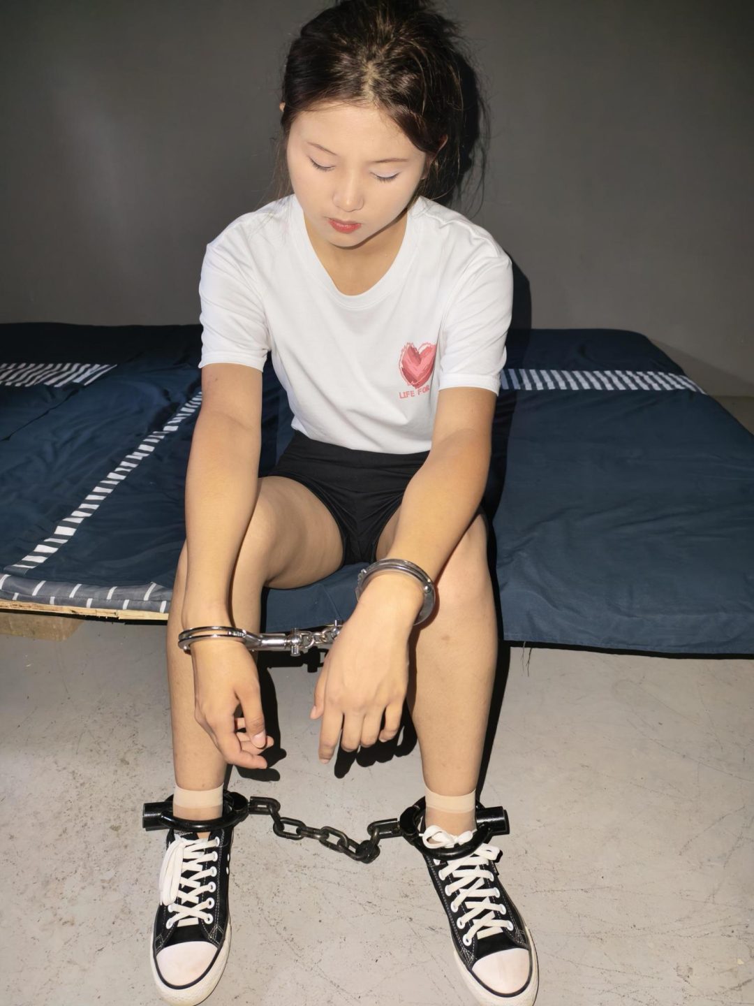 新模特以墨被逮捕，被佩戴连体镣铐，死镣死铐，因杀人被判刑，带20斤镣铐-1