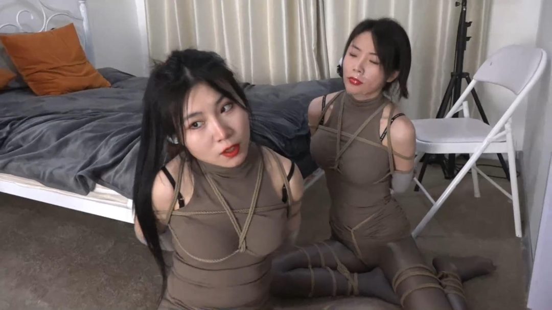 king定拍《丝袜女囚陷阱01》刘洋 吴晗2位性感的油光丝袜美女被骗成为女囚 以为只是测-9