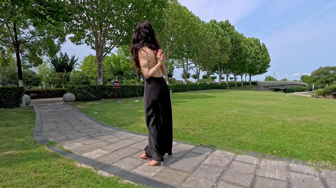【Raymond】裙子下被绑大腿艰难的户外行走，湖边偶遇“路船”专门绕了一圈过来看（户外/绑腿/艰难行走/人前/后手观音/股绳/被发现/礼服）-5