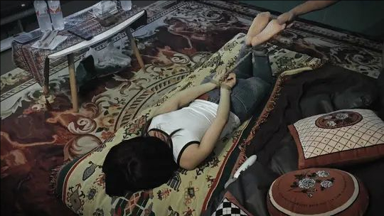 【调教财务刘姐的真实故事】第十七集：私人影院偷玩！牛仔裤！短肉丝！抽搐！驷马！-1