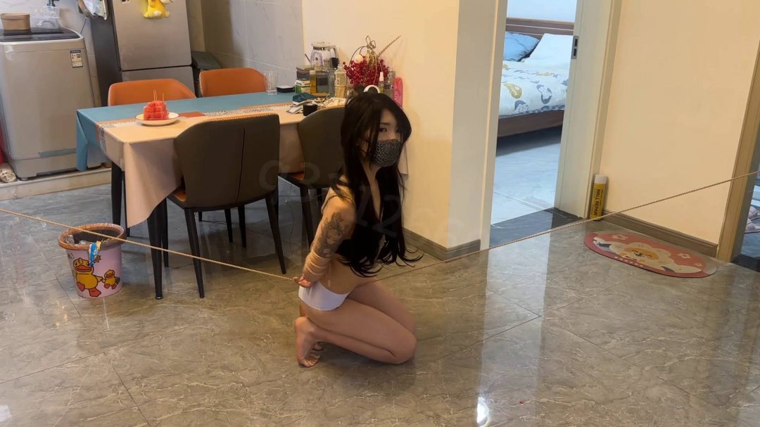 丫丫穿内衣内裤走绳，走完过后跪缚勒-6