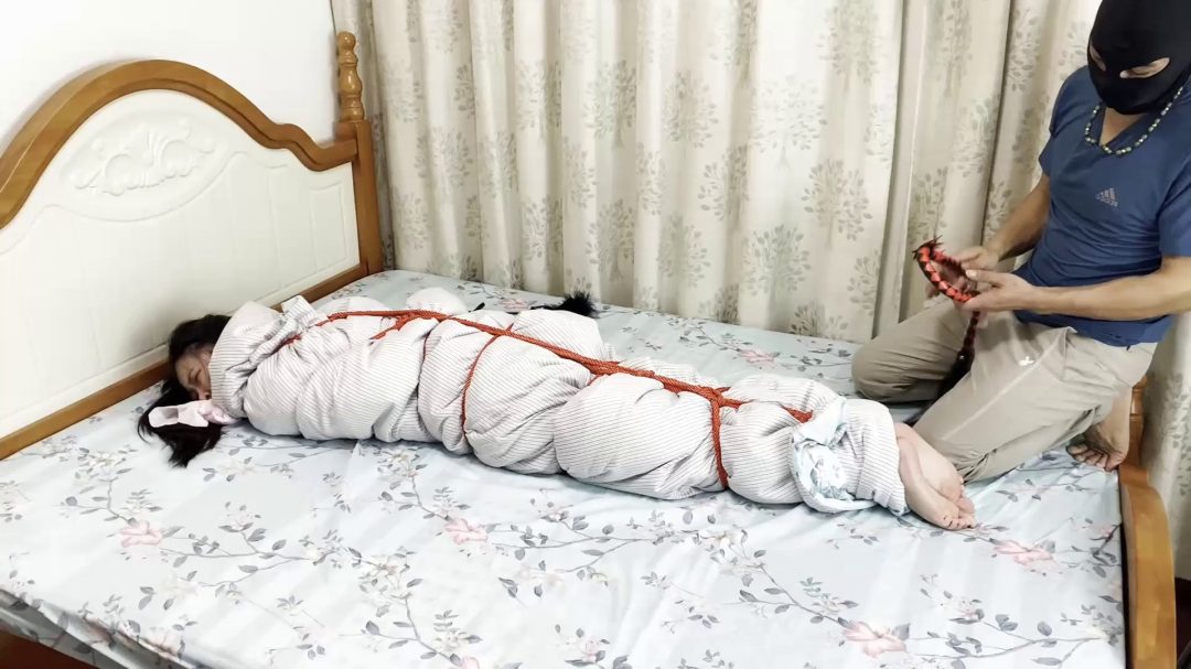 诗诗黑丝全身连体袜，五花捆脚，被子包裹捆上驷马-5