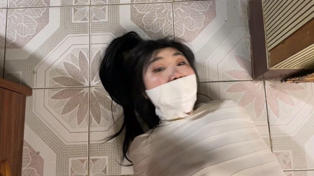 king定拍《过于谨慎的小偷 下》美女严密包裹木乃伊 使出浑身解数求救逃脱 每次即将逃脱都功亏一篑 美女挣扎全片卖力挣扎~-10