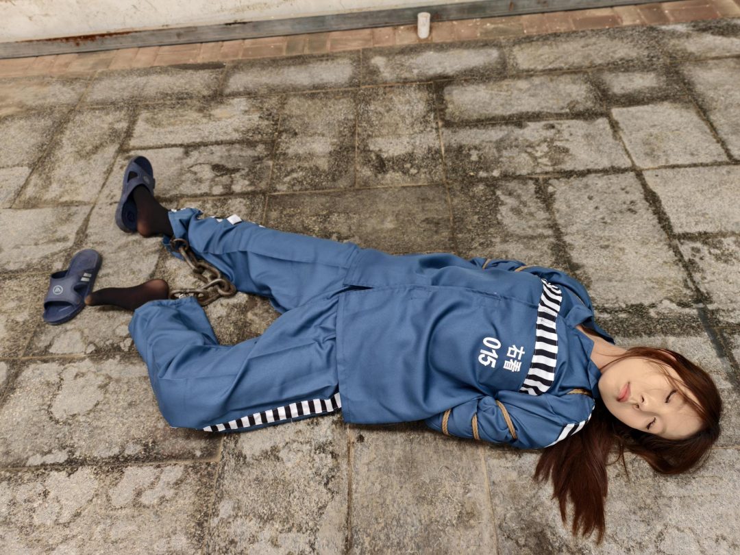 【鑫鑫工作室】女犯因入狱，被带连体镣铐指认现场，押解绑，让其在车上跪着，后被宣判s刑，砸s撩带s铐，被五花大绑执行s刑-7