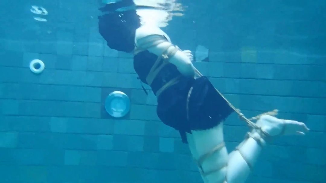 泳池别墅里的紧缚-5