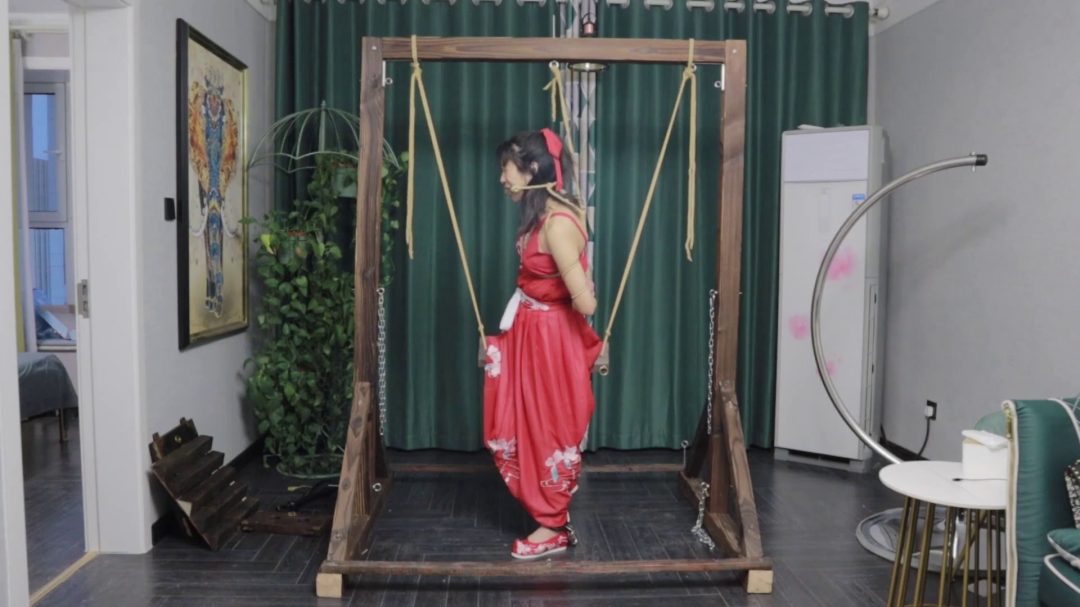 花嫁 被调教的新娘（上集） 汉服新娘戴着镣铐给主人洗脚 骑三角木马单腿吊酷刑 五花大绑藤条鞭打-8