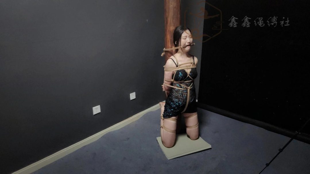 蓉蓉被捆绑口球、口枷、缚腿吊，股绳缠绕，长腿美脚一览无余。-1
