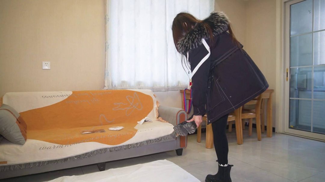 电子烟女老板挠脚心 鞭打-1