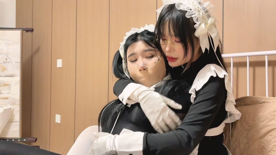 king 饱和式剧情 《女仆的玩物01》吴晗曼妮 性感女盗被女仆抓住 被变成黑丝美茧 被女仆打扮成女仆抱枕供她肆意玩弄-7