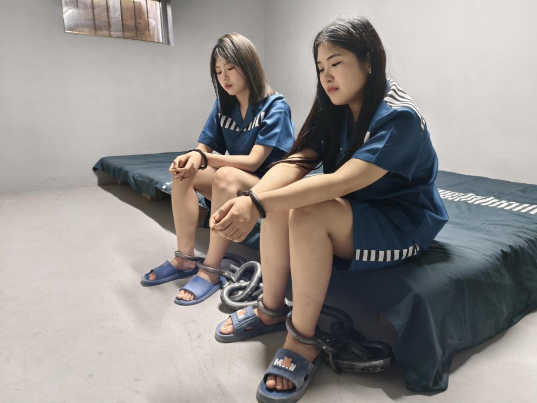 【鑫鑫工作室】新模特小艾云思饰演女贩和s人犯(下），被逮捕后户外指认现场，两人被判s刑带30斤重脚镣，最后在户外二人被q决，五花大绑，押赴刑场-10