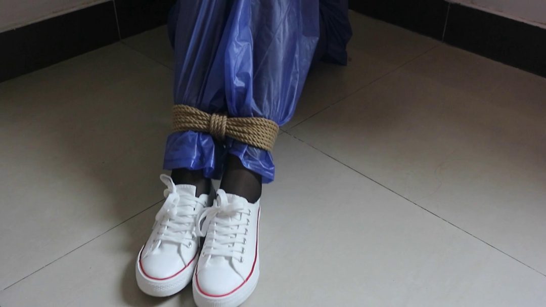 【臭脚妹妹】【雨衣紧缚】【黑丝帆布鞋】【多层丝袜套头】-3