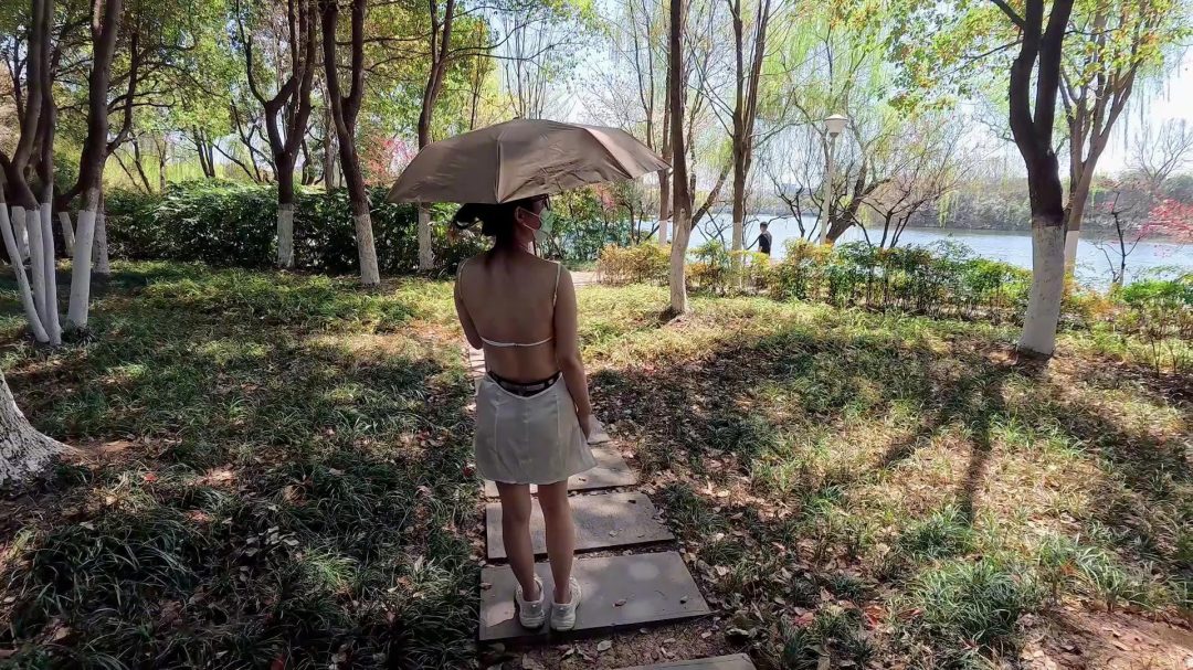 【Raymond】逛公园的小美女身上只有短小的露背睡裙和一些铁疙瘩-1