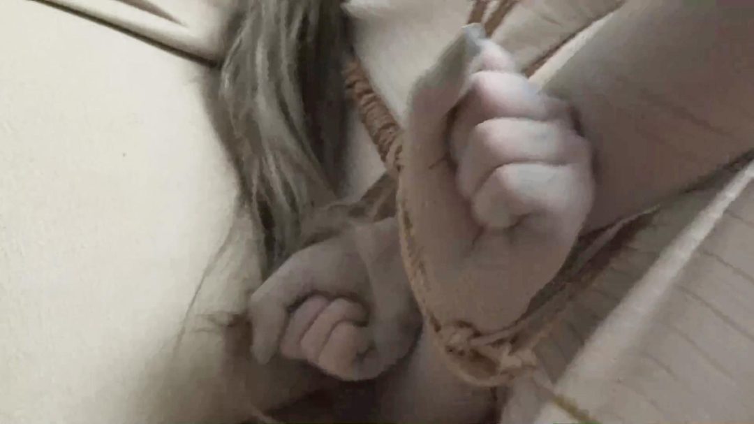 king 逍遥定拍《女奴直播 第二部01》直播超诱人的女奴 柳洋 曼妮 双人 灰丝手套 灰丝袜诱惑人妻装-10