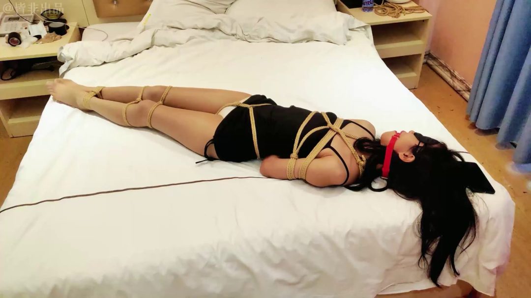 邻居18岁的妹妹第一次调教，少部分tk，丝袜胶带封嘴，口球堵嘴-7
