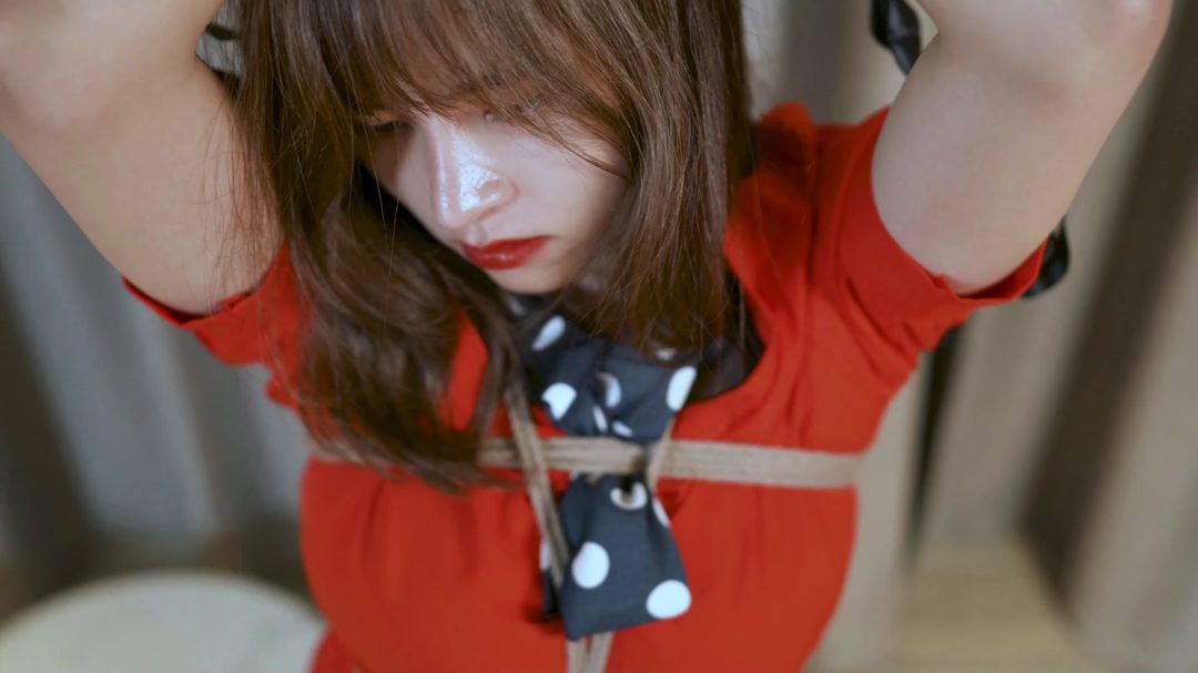 复古红色裙装，丝巾稍加点缀，紧贴柱子-8