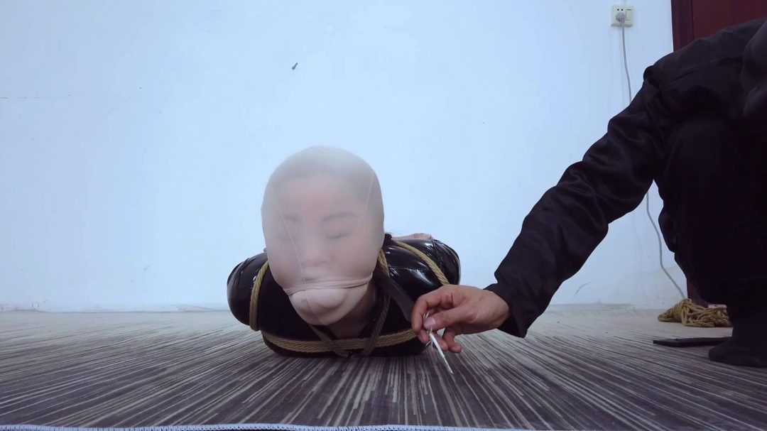 露露被强迫驷马后用丝袜堵嘴，还用丝袜套头，强制用丝袜抬头-8