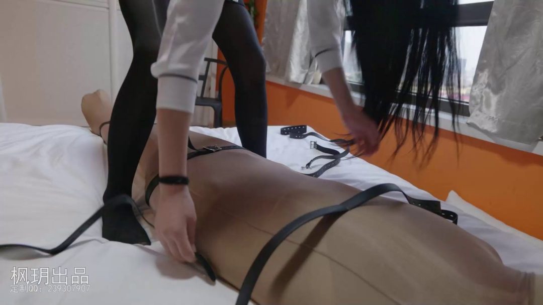 误闯女王府（第二集）小伙子被女S报复，被她用身上穿的丝袜包成了木乃伊-5