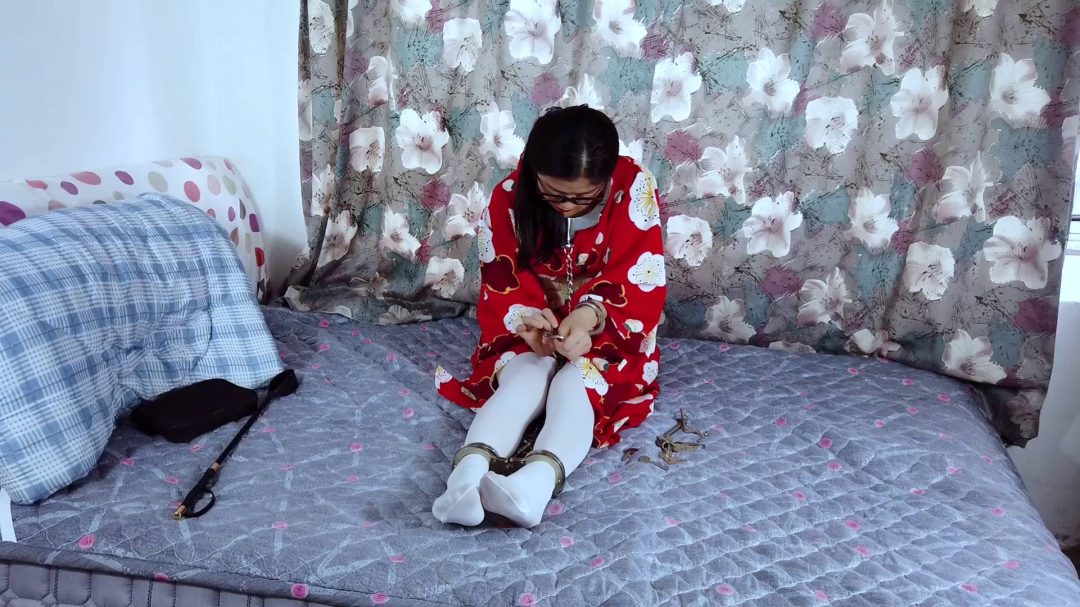 日本妻百岛盒子 百岛在家服侍丈夫,不小心弄伤了丈夫,脾气暴躁的丈夫决定好好惩罚百岛-4