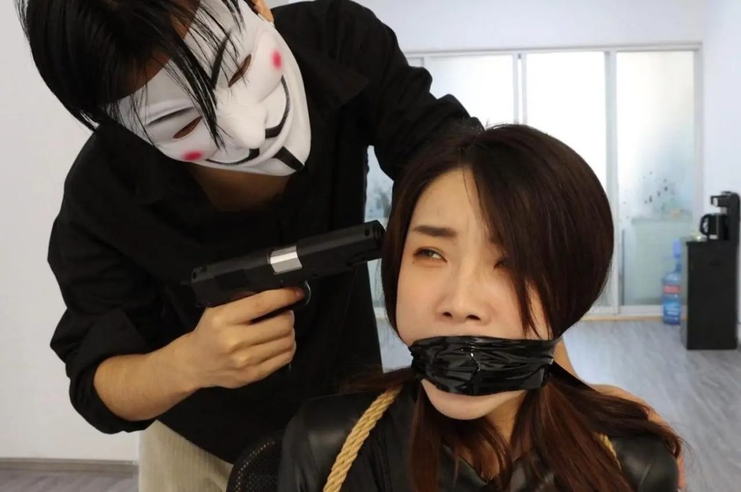 king定拍《杀手对杀手》气质御姐美女杀手 刺杀目标却被反制 紧身皮衣黑丝美女杀手被密集捆绑 did危险不要错过了 高高在上的御姐被肆意玩弄-8